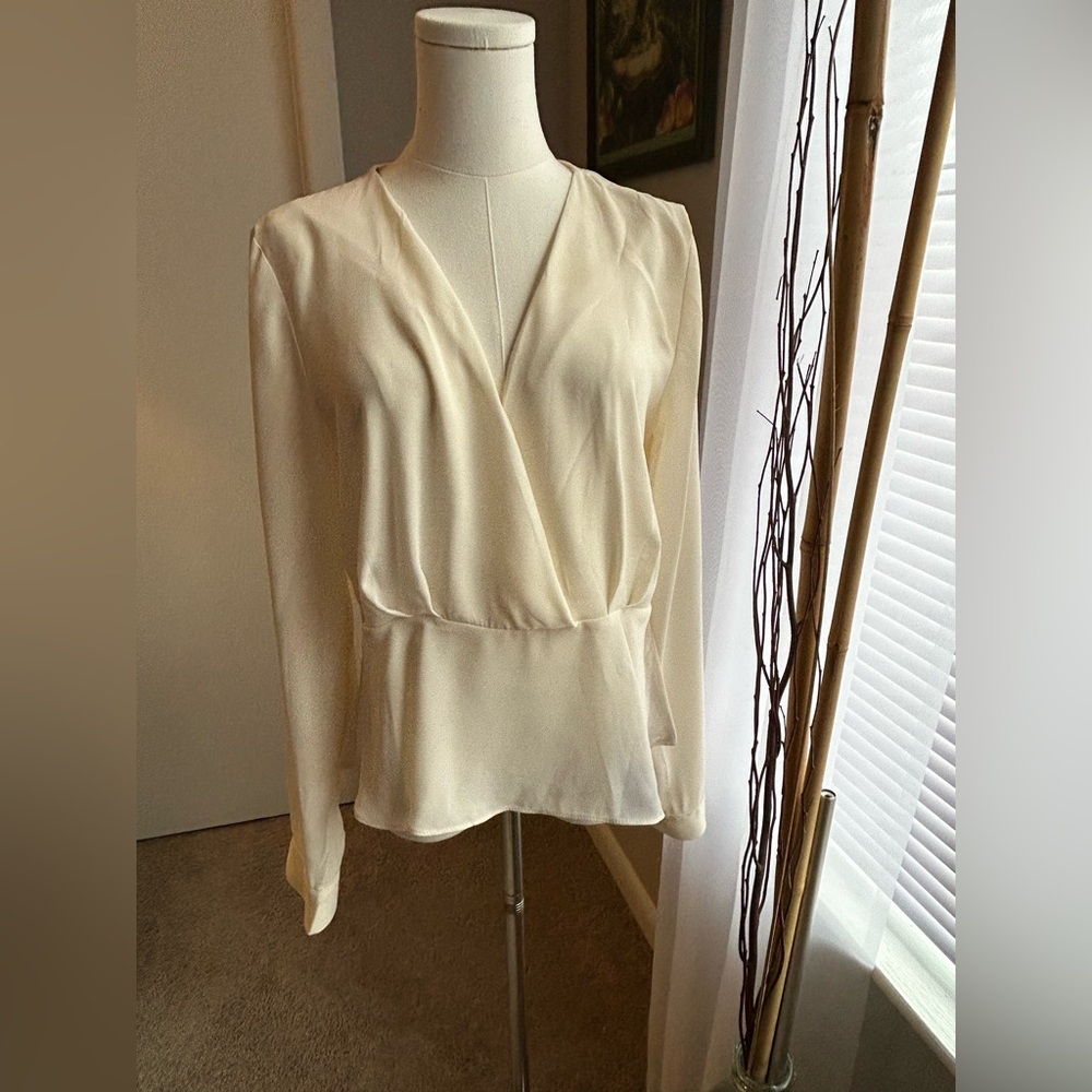🤍Forever 21 Cream V-Neck Blouse🤍